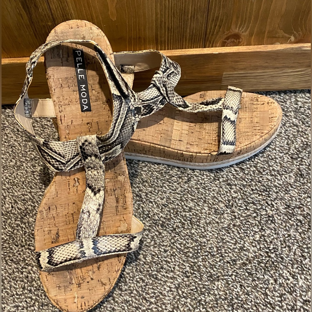 PELLE MODA Pilar Platform Sandals
